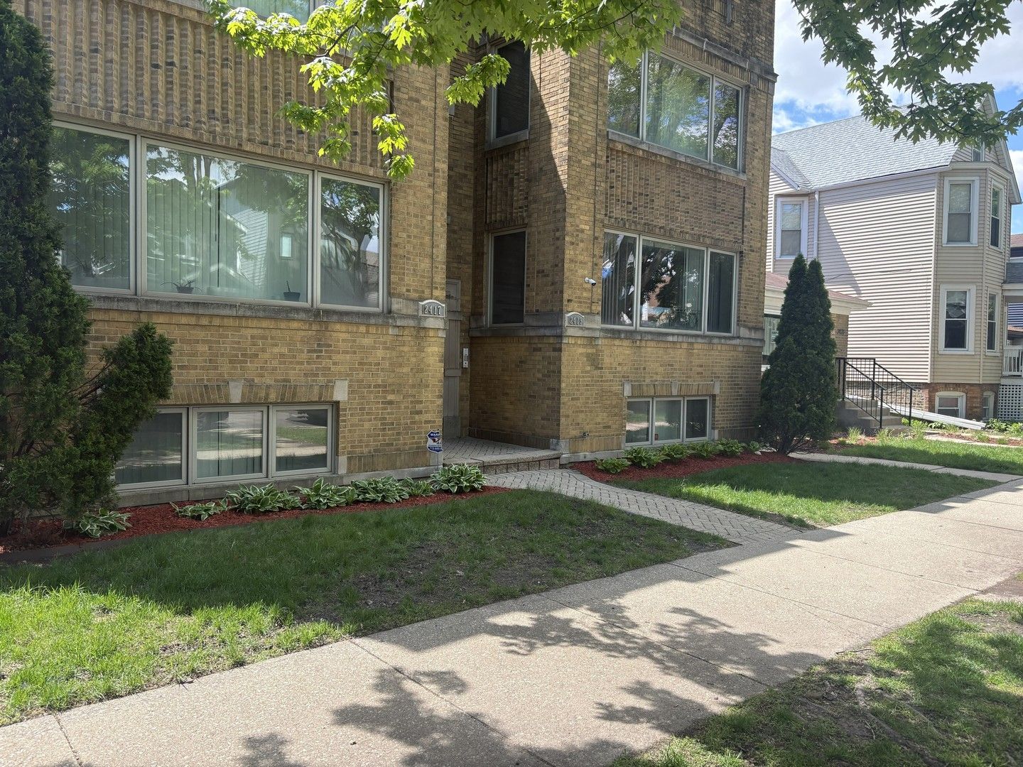 2419 W Hutchinson Street #1W — Chicago, IL 60618