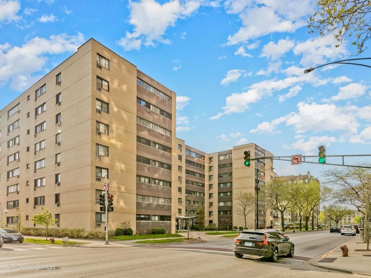 6300 SHERIDAN Road, Chicago, IL 60660