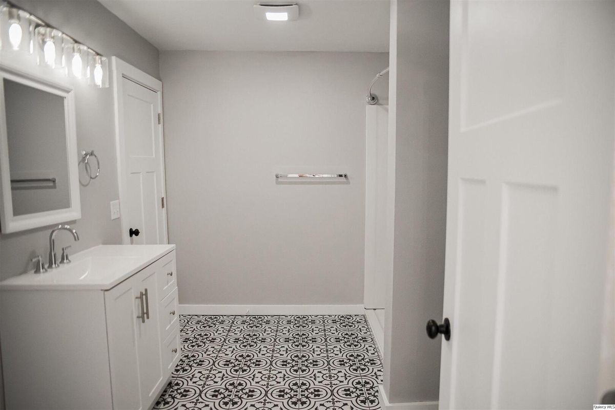 113 W 4th, Golden, IL 62339