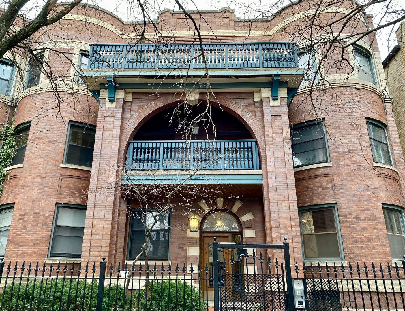909 W Gordon Terrace #1 — Chicago, IL 60613