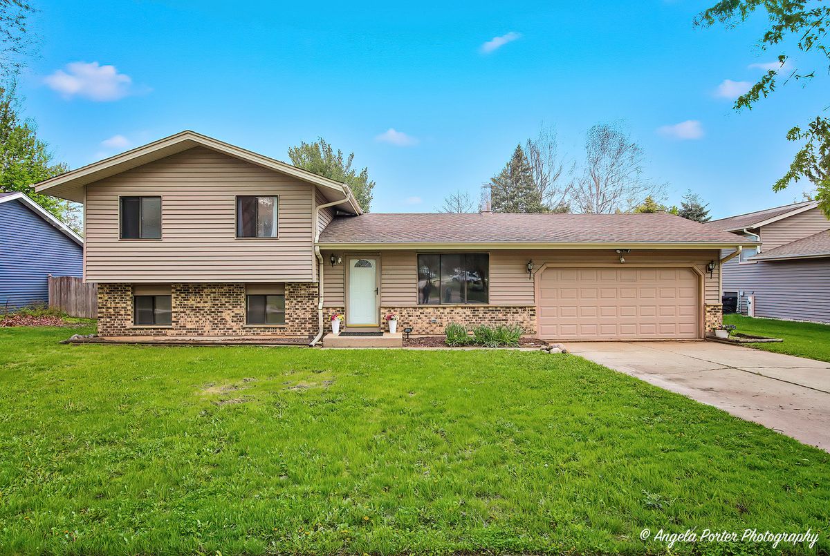 213 Windridge Drive, McHenry, IL 60050
