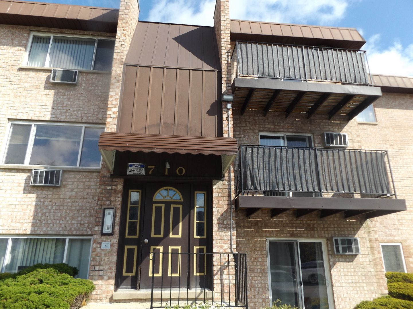 710 W Huntington Commons Road #2B — Mount Prospect, IL 60056