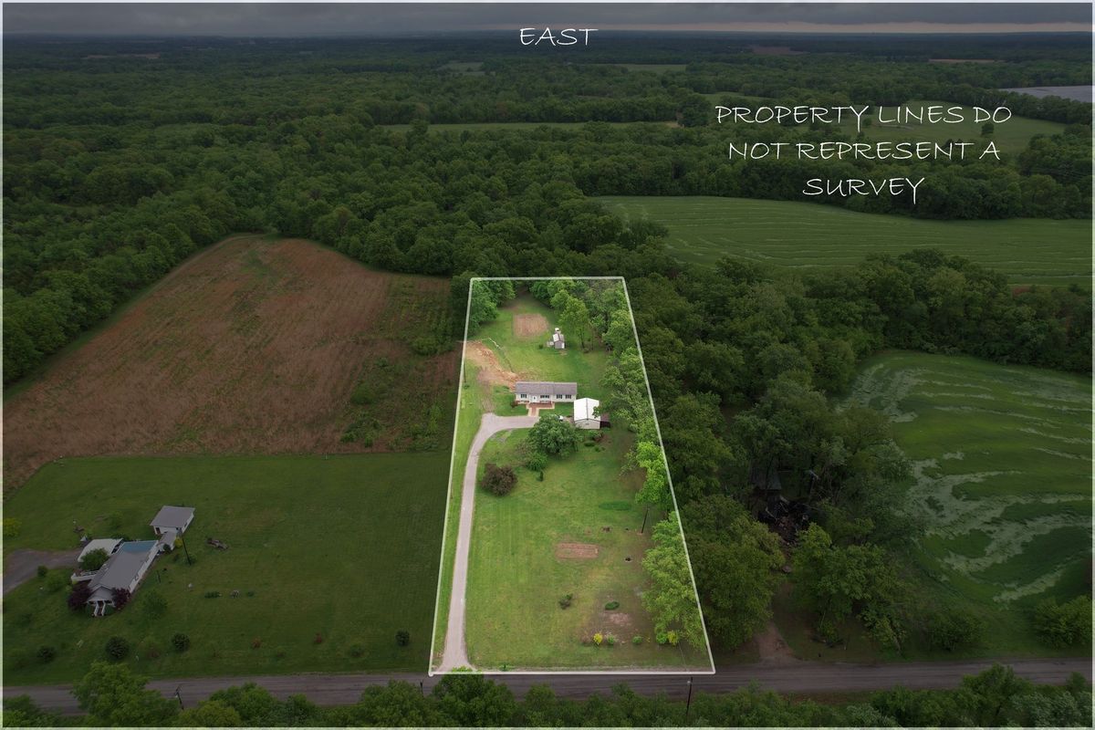 22664 N Hails Lane, Texico, IL 62889