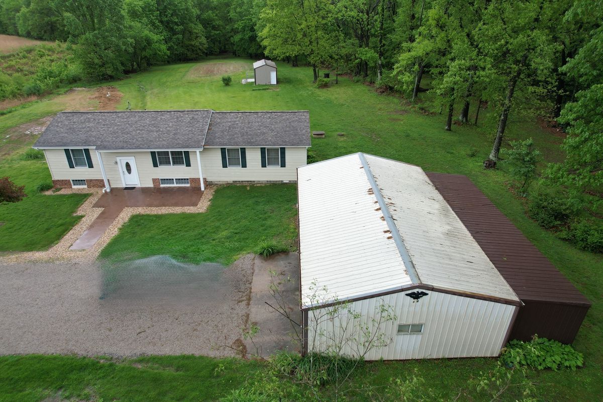 22664 N Hails Lane, Texico, IL 62889