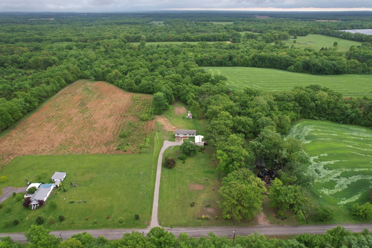 22664 N Hails Lane, Texico, IL 62889