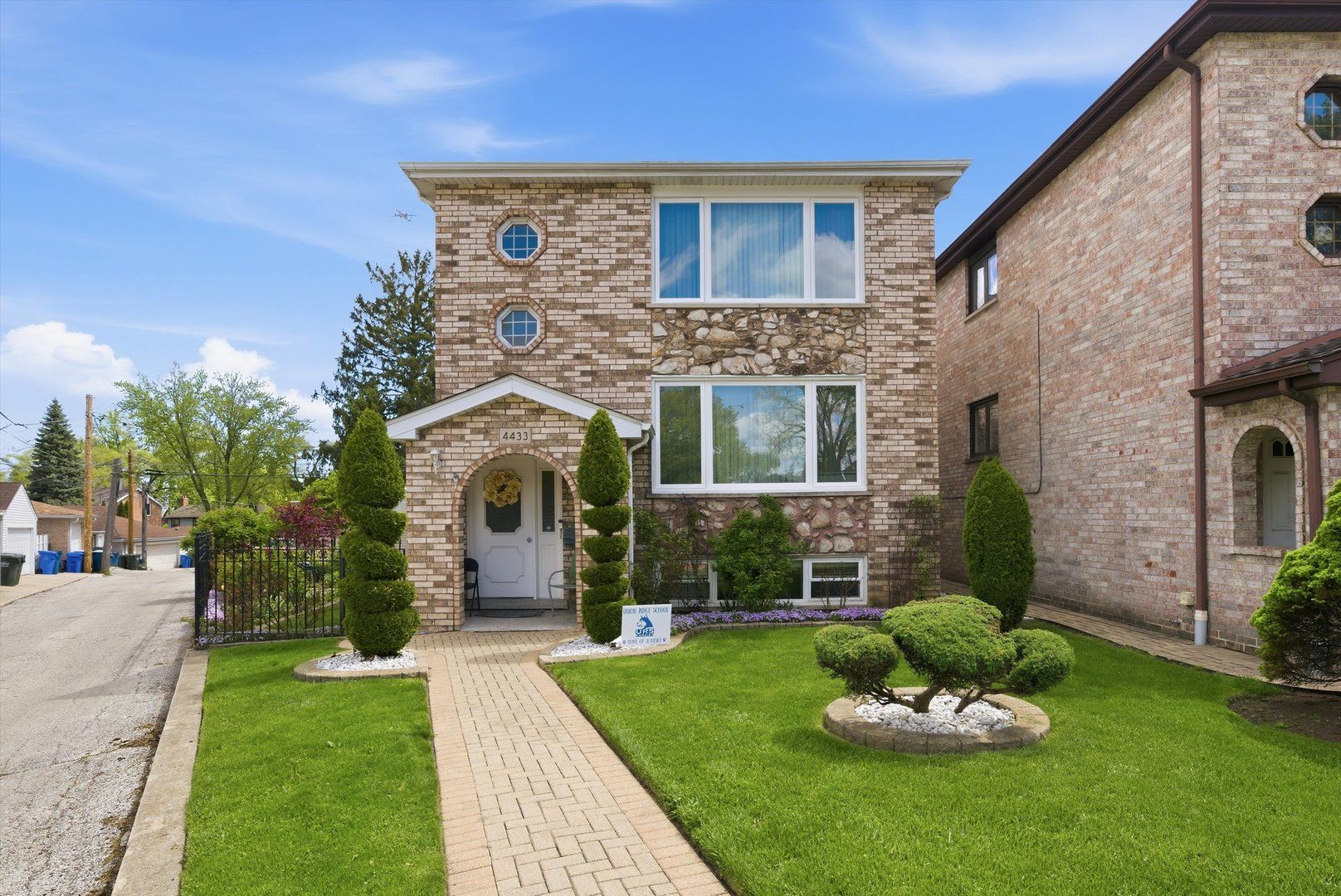 4433 N Neenah Avenue — Harwood Heights, IL 60706