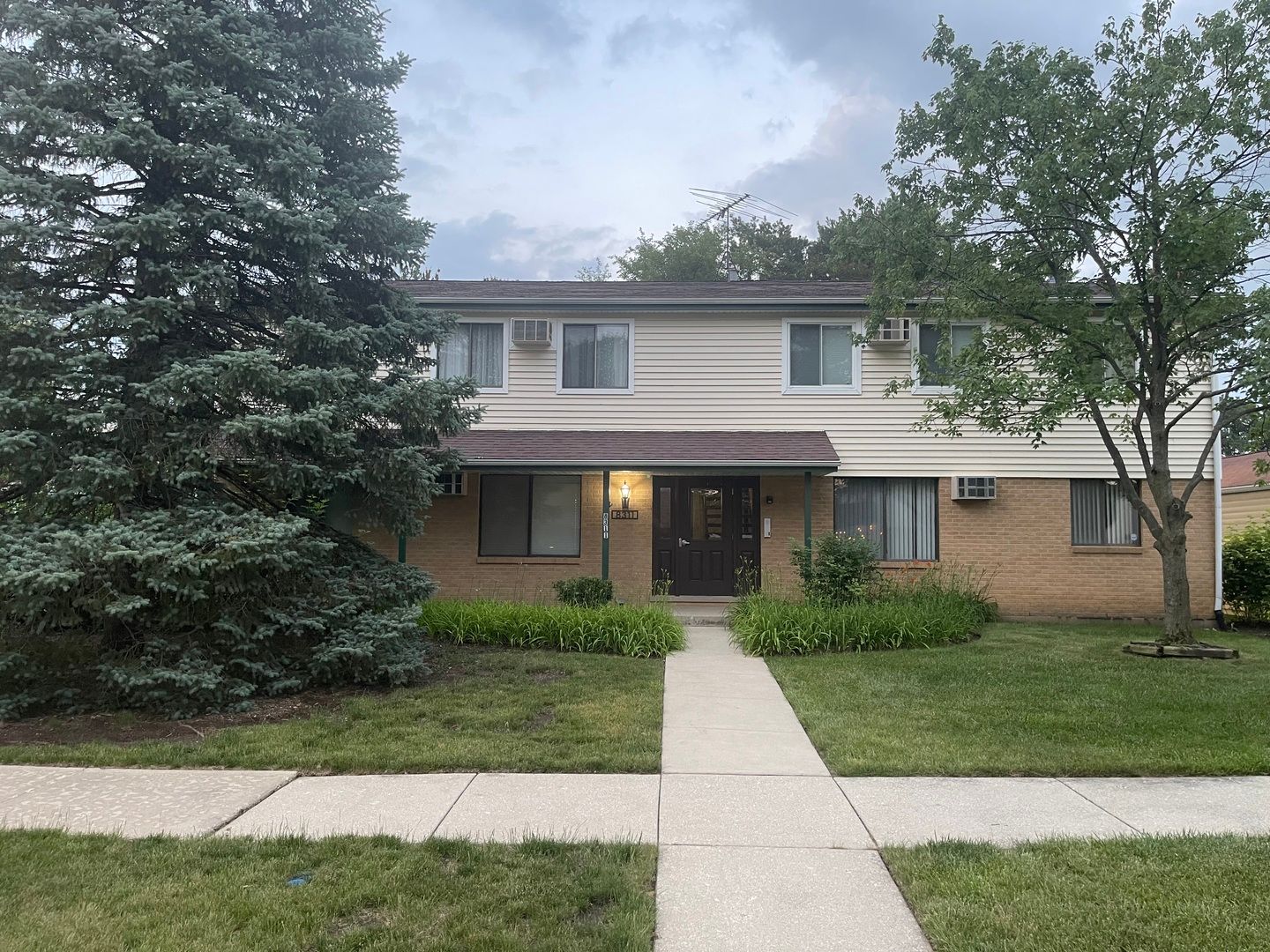 8311 Oak Leaf Drive #302 — Woodridge, IL 60517