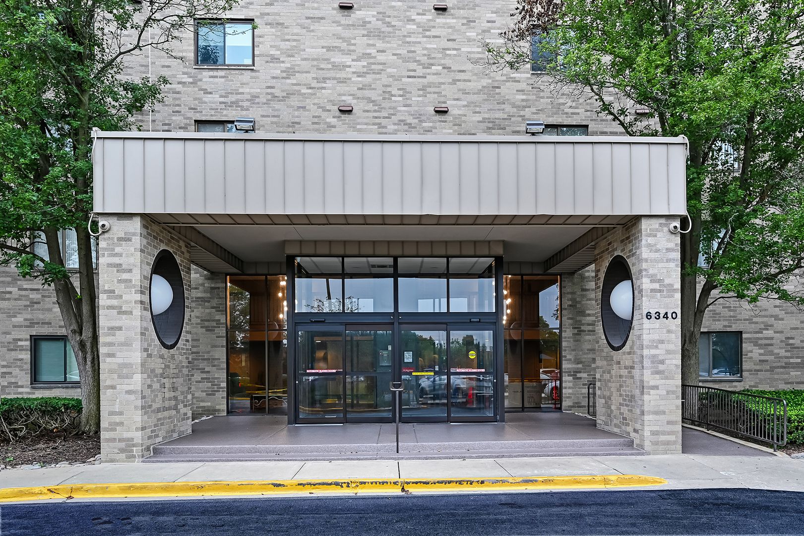6340 Americana Drive #414 — Willowbrook, IL 60527
