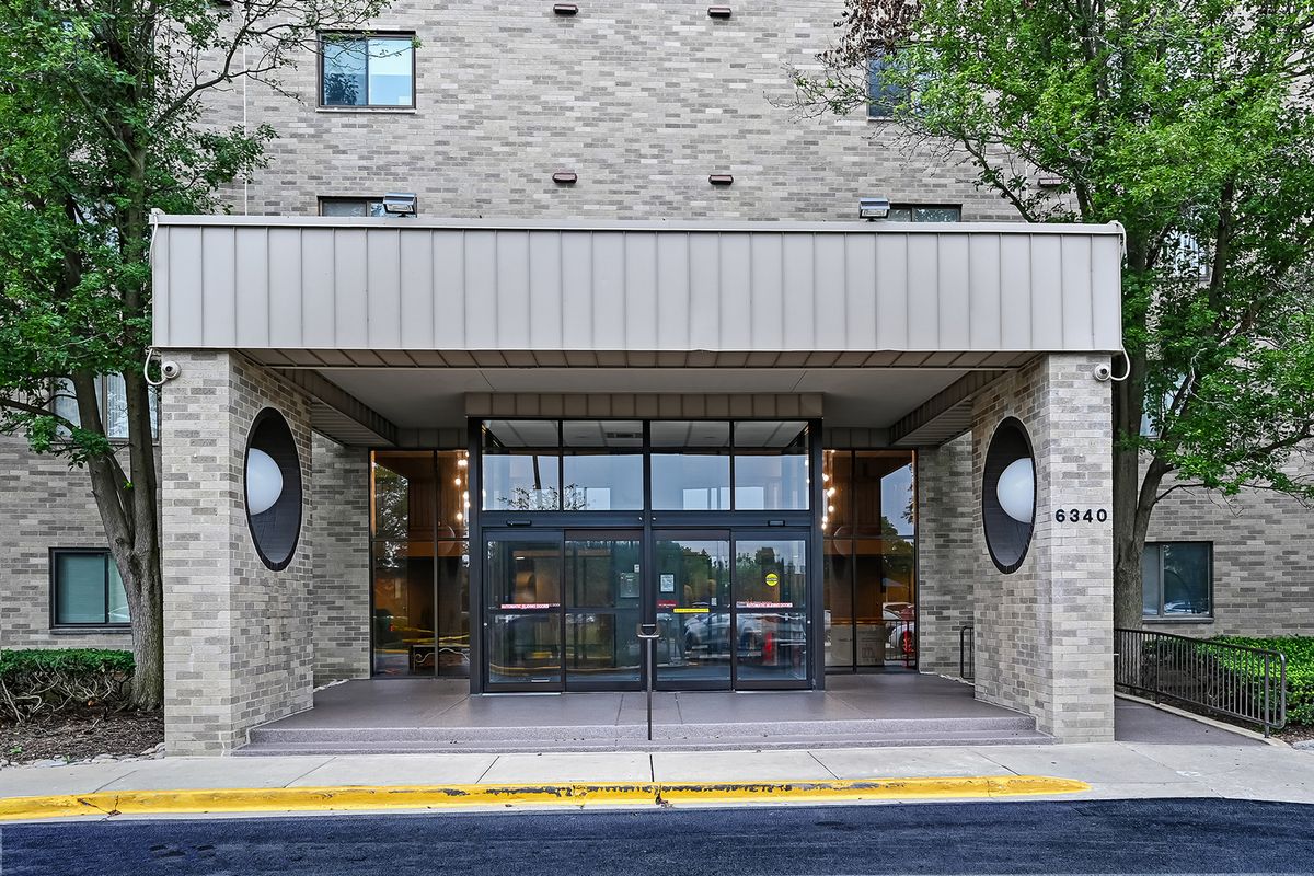 6340 Americana Drive, Willowbrook, IL 60527