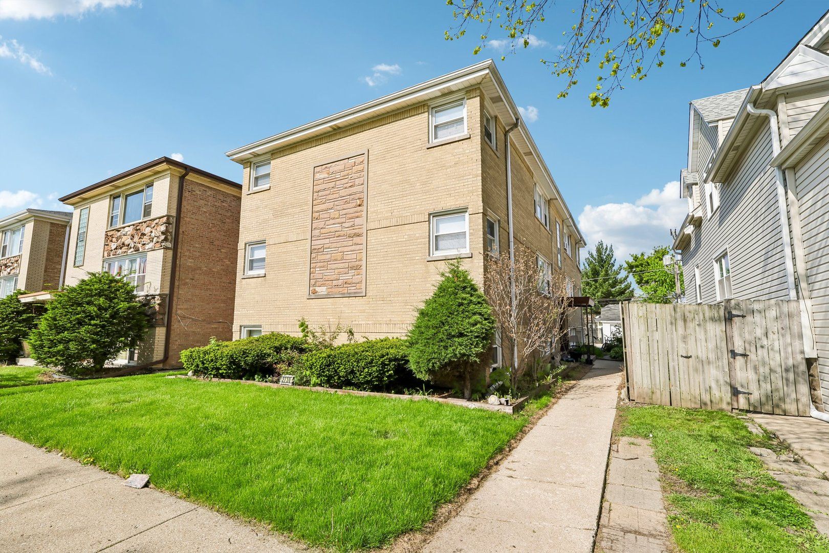 2730 N 74th Court #GW — Elmwood Park, IL 60707