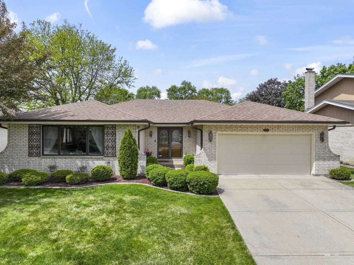 404 Helena Avenue, Mount Prospect, IL 60056