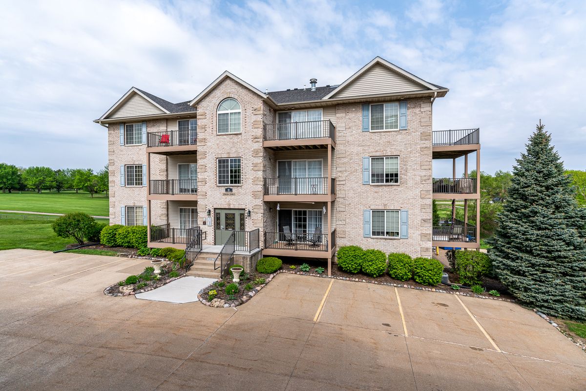 2958 Holiday Court, Bettendorf, IA 52722