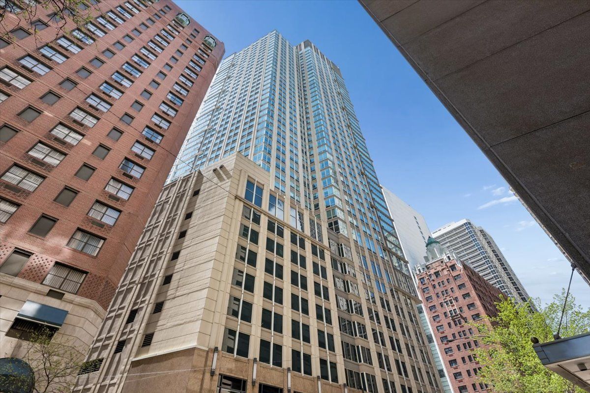 57 Delaware Place, Chicago, IL 60611