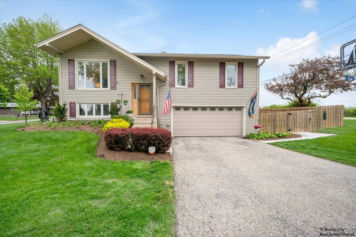 26 Washtenaw Street, Algonquin, IL 60102