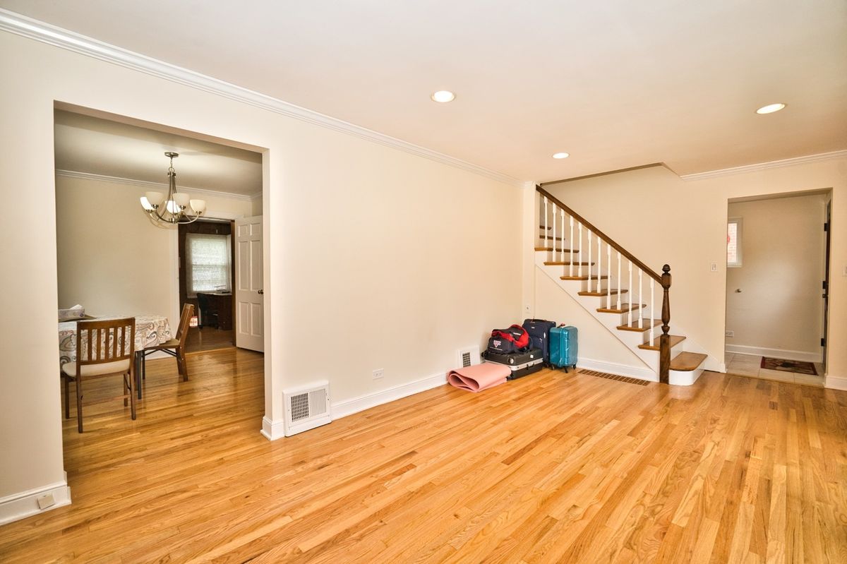 6707 N Saint Louis Avenue, Lincolnwood, IL 60712
