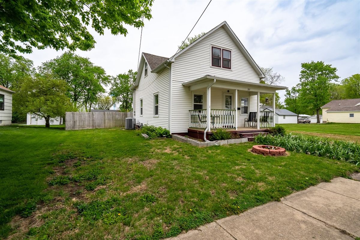 357 W 3rd Street, El Paso, IL 61738