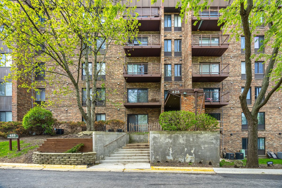 425 WALNUT CREEK Lane, Lisle, IL 60532