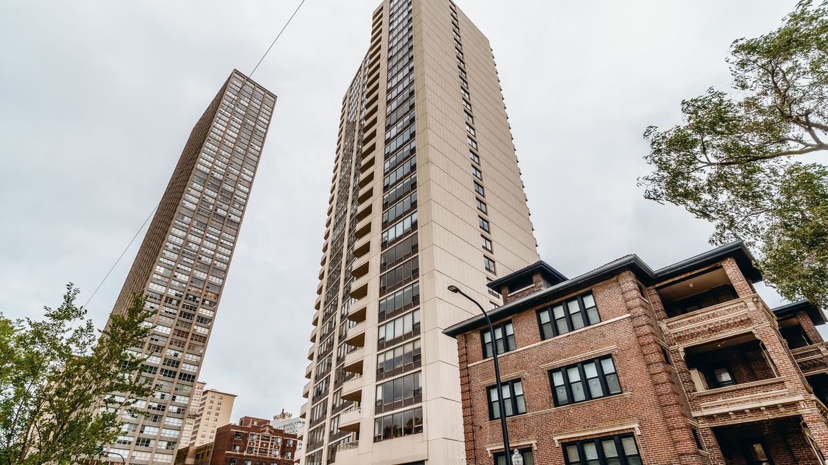 3930 Pine Grove Avenue, Chicago, IL 60613