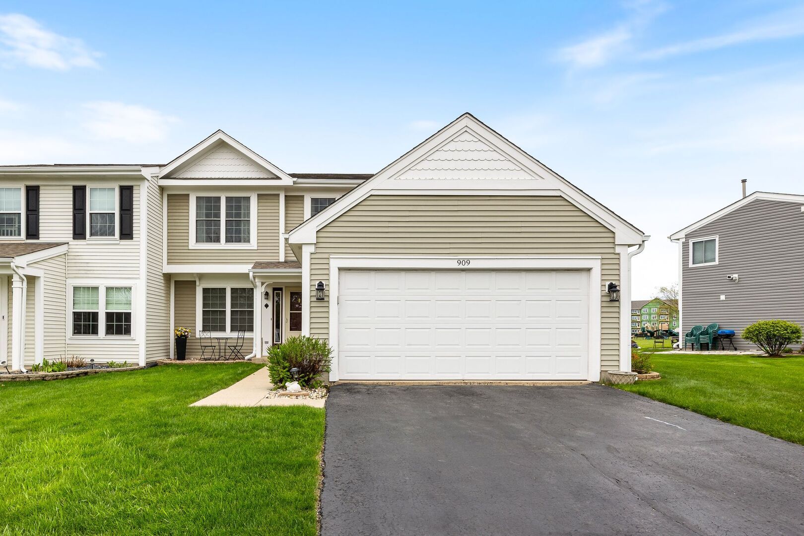 909 FOX CHASE DR Drive — Round Lake Beach, IL 60073