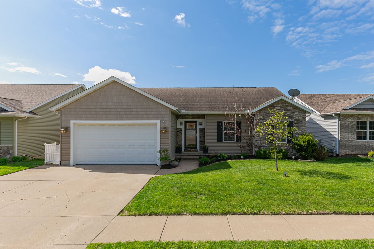 4 FRONTIER Court, Le Claire, IA 52753