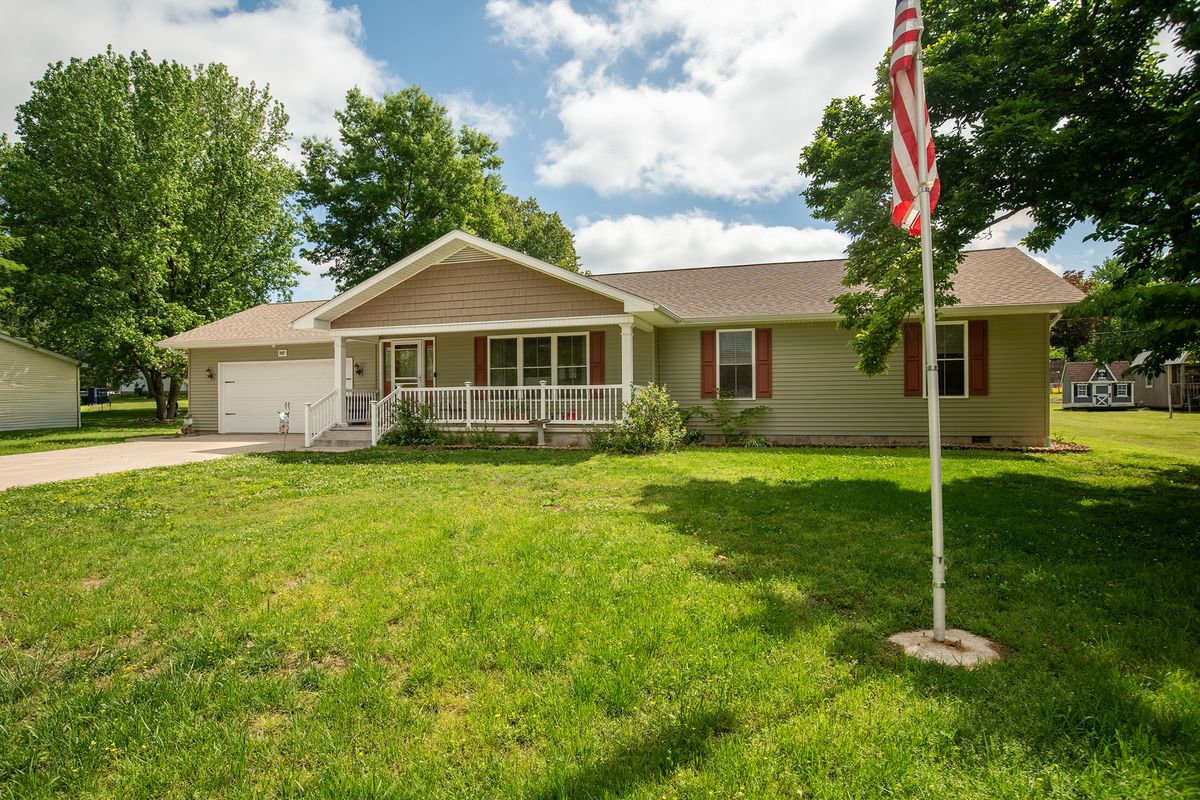 707 S Sunny Slope Street, West Frankfort, IL 62896