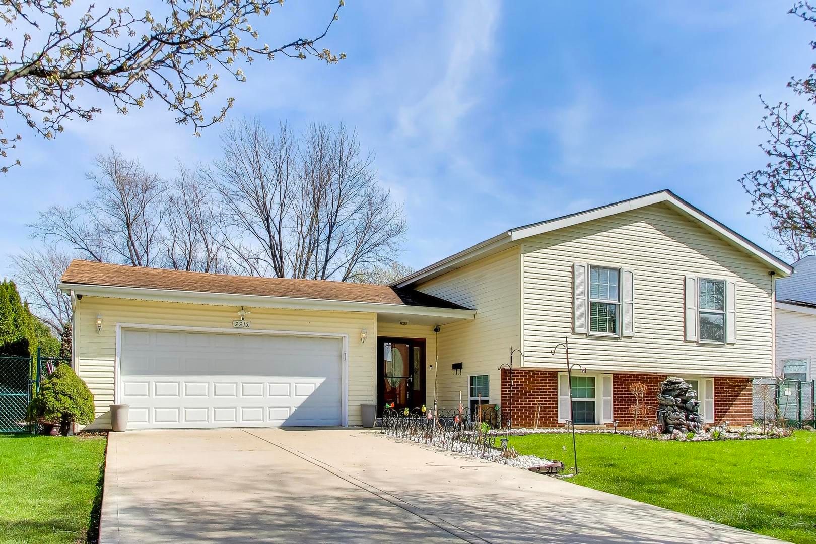 2215 S BRADFORD Drive — Wheaton, IL 60189
