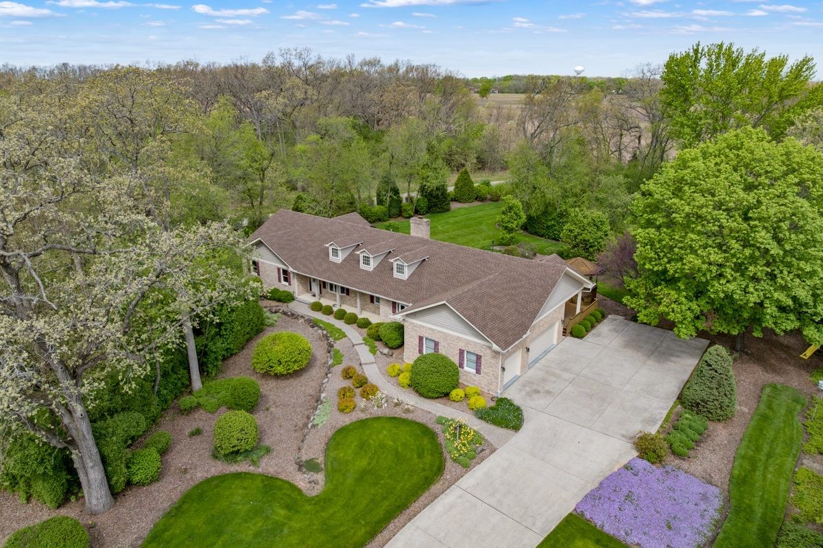 44W664 Oakshire Lane, Hampshire, IL 60140