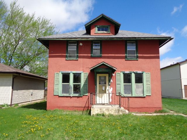 106 Second Street, Leaf River, IL 61047