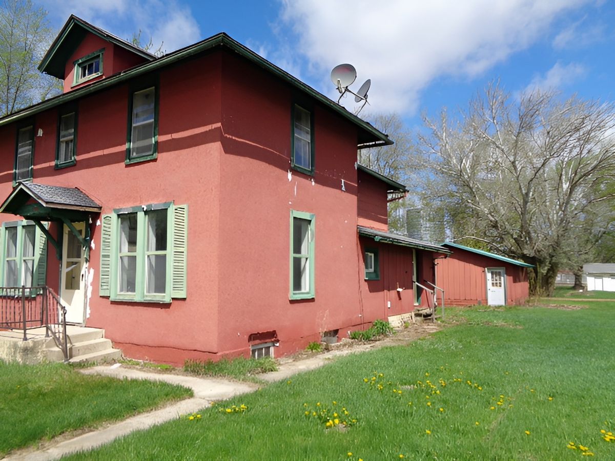 106 W Second Street, Leaf River, IL 61047