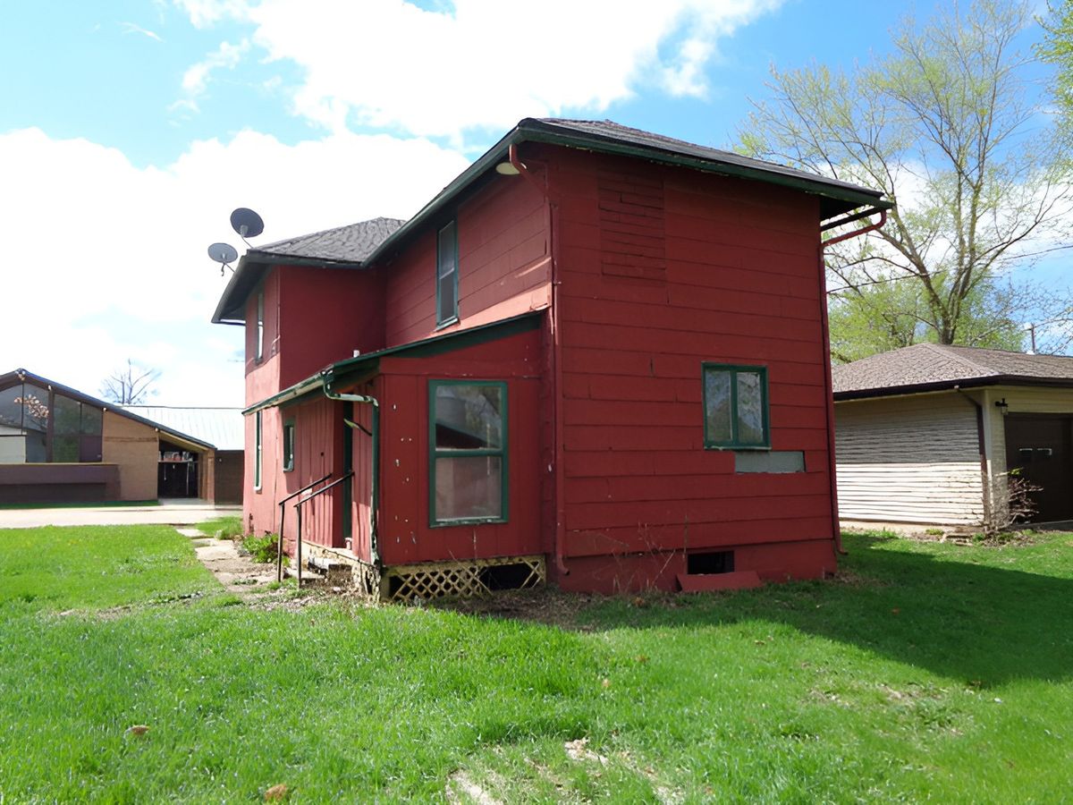 106 W Second Street, Leaf River, IL 61047