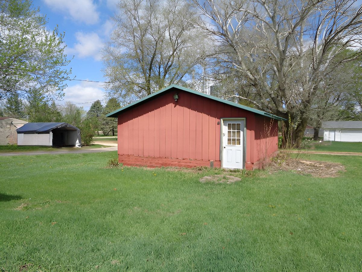 106 W Second Street, Leaf River, IL 61047