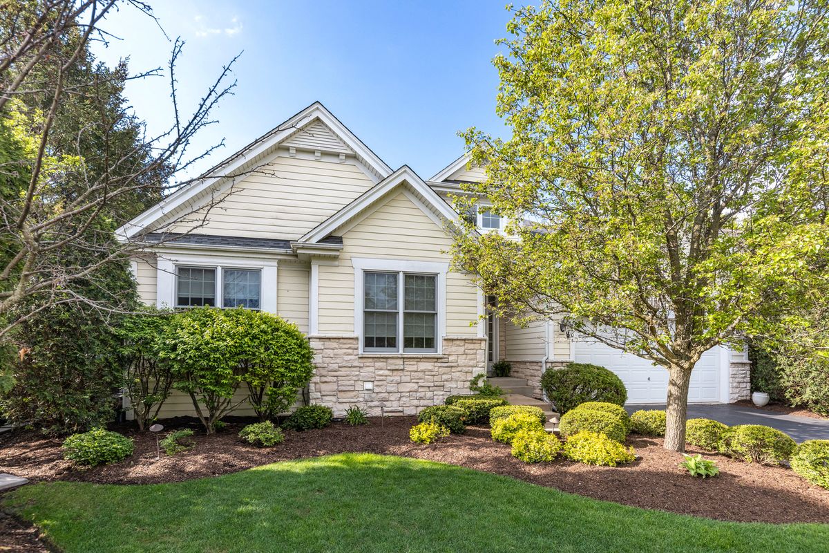 2701 Walnut Court, Woodridge, IL 60517