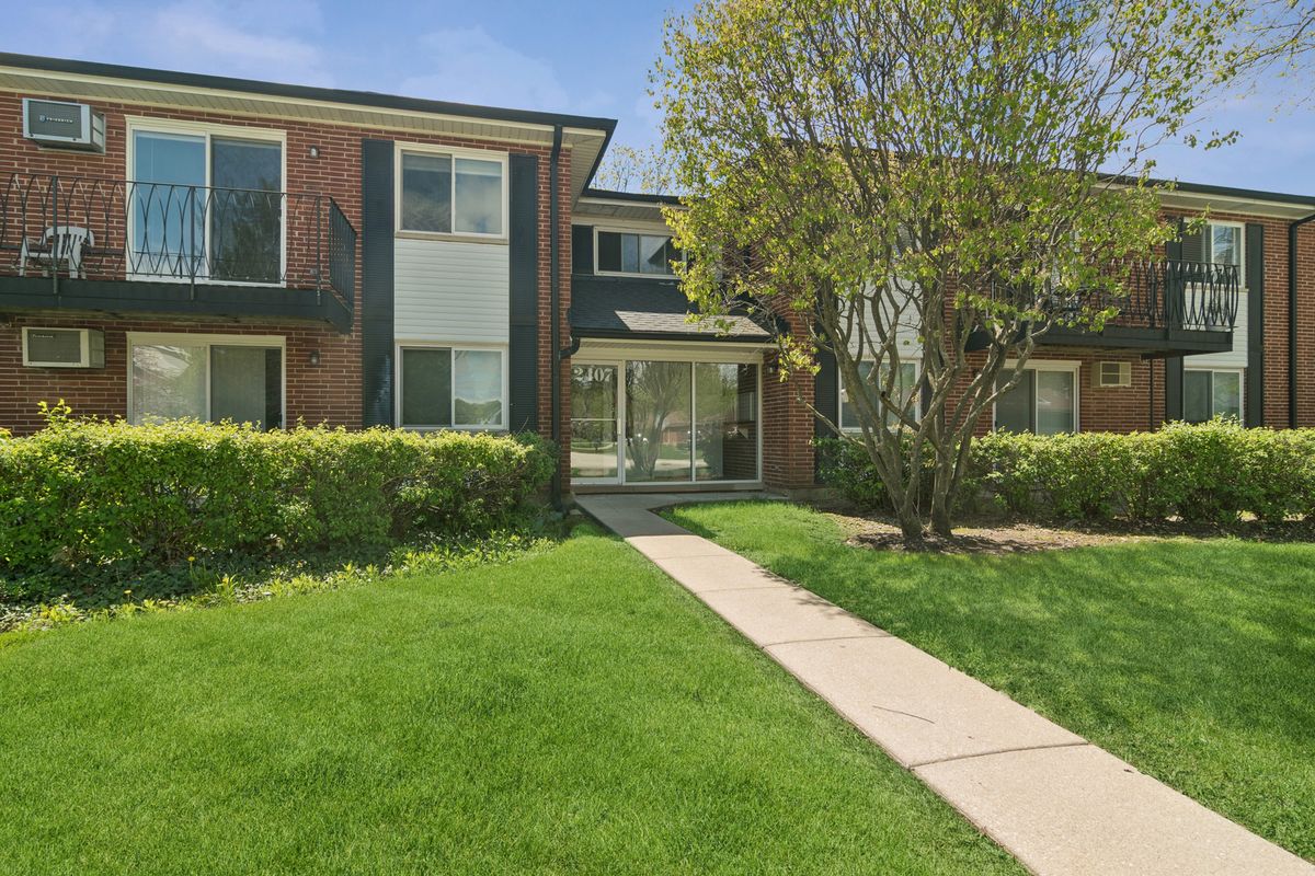 2407 Olive Street, Arlington Heights, IL 60004