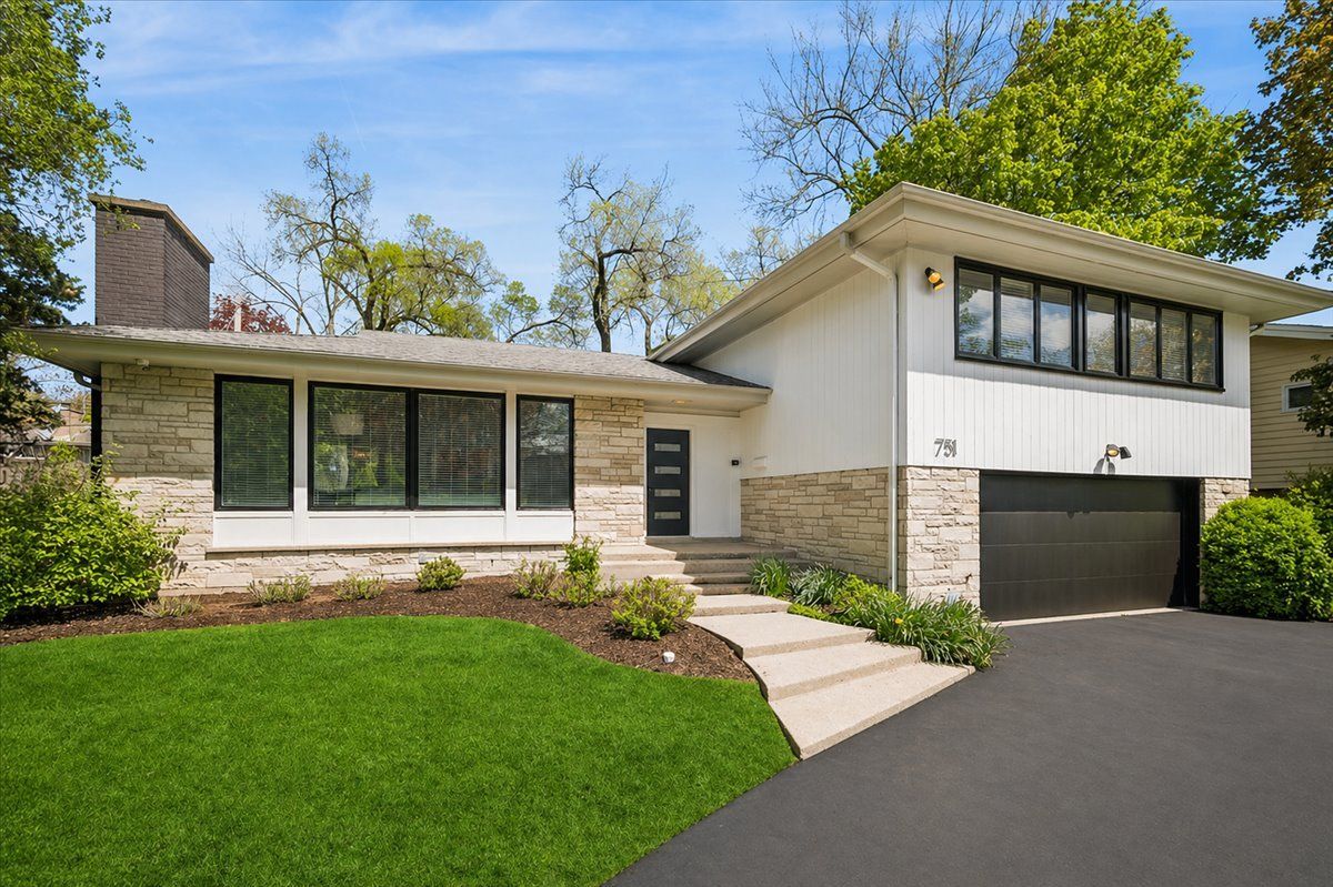 751 Woodridge Lane — Glencoe, IL 60022