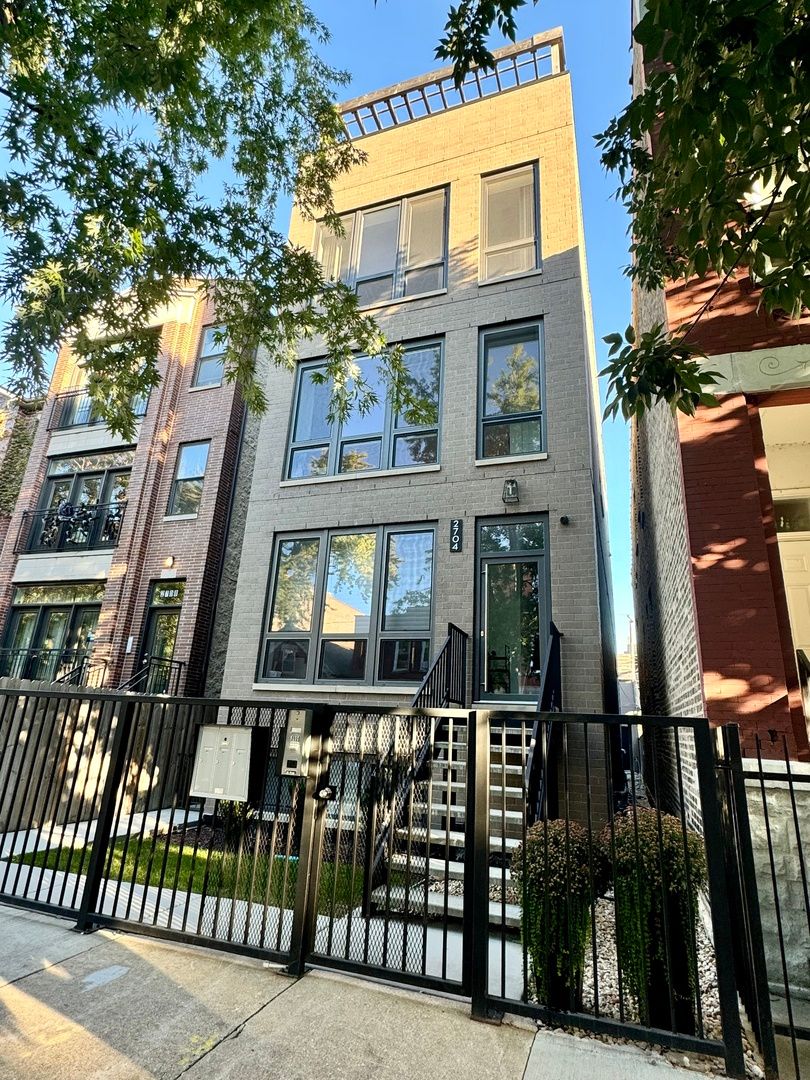 2704 W Thomas Street #2 — Chicago, IL 60622