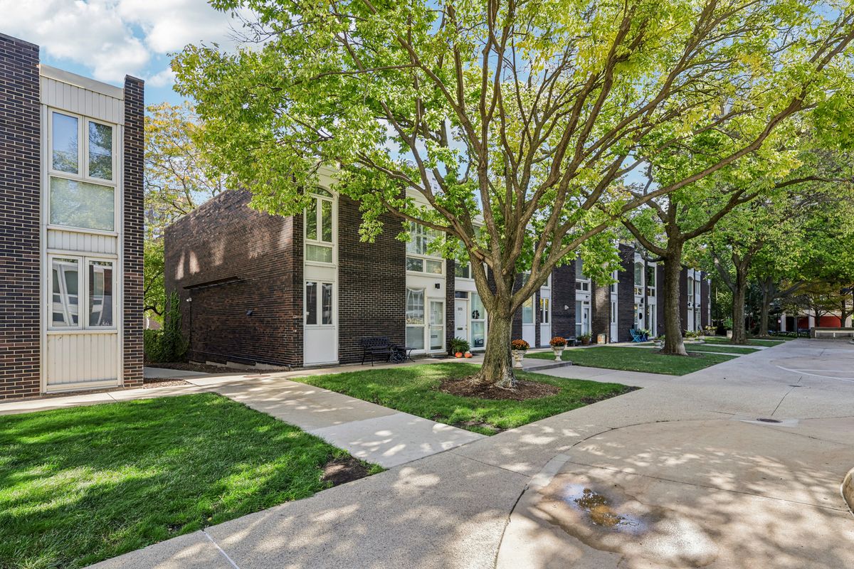 1319 Sandburg Terrace, Chicago, IL 60610