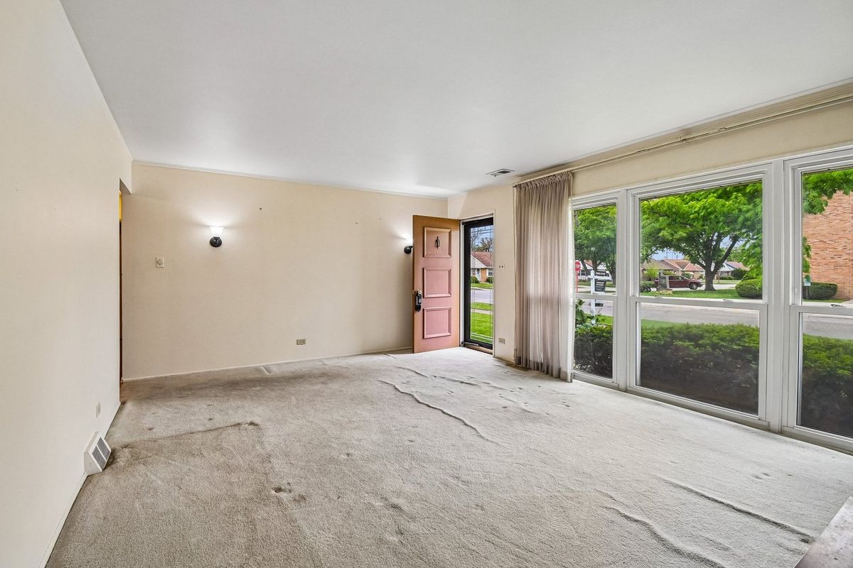 1024 Bristol Avenue, Westchester, IL 60154