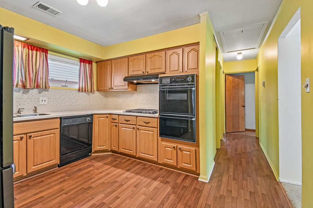 1024 Bristol Avenue, Westchester, IL 60154