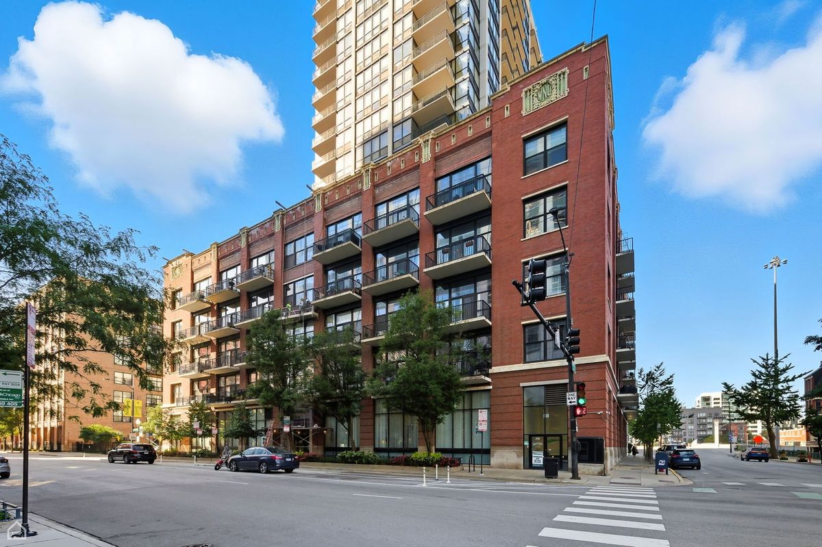 210 Desplaines Street, Chicago, IL 60661