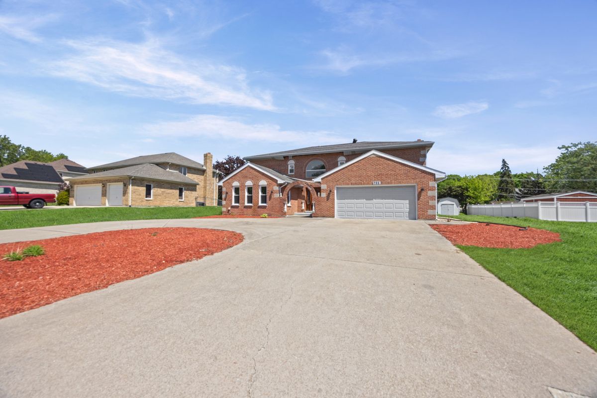 725 8th Avenue, Addison, IL 60101