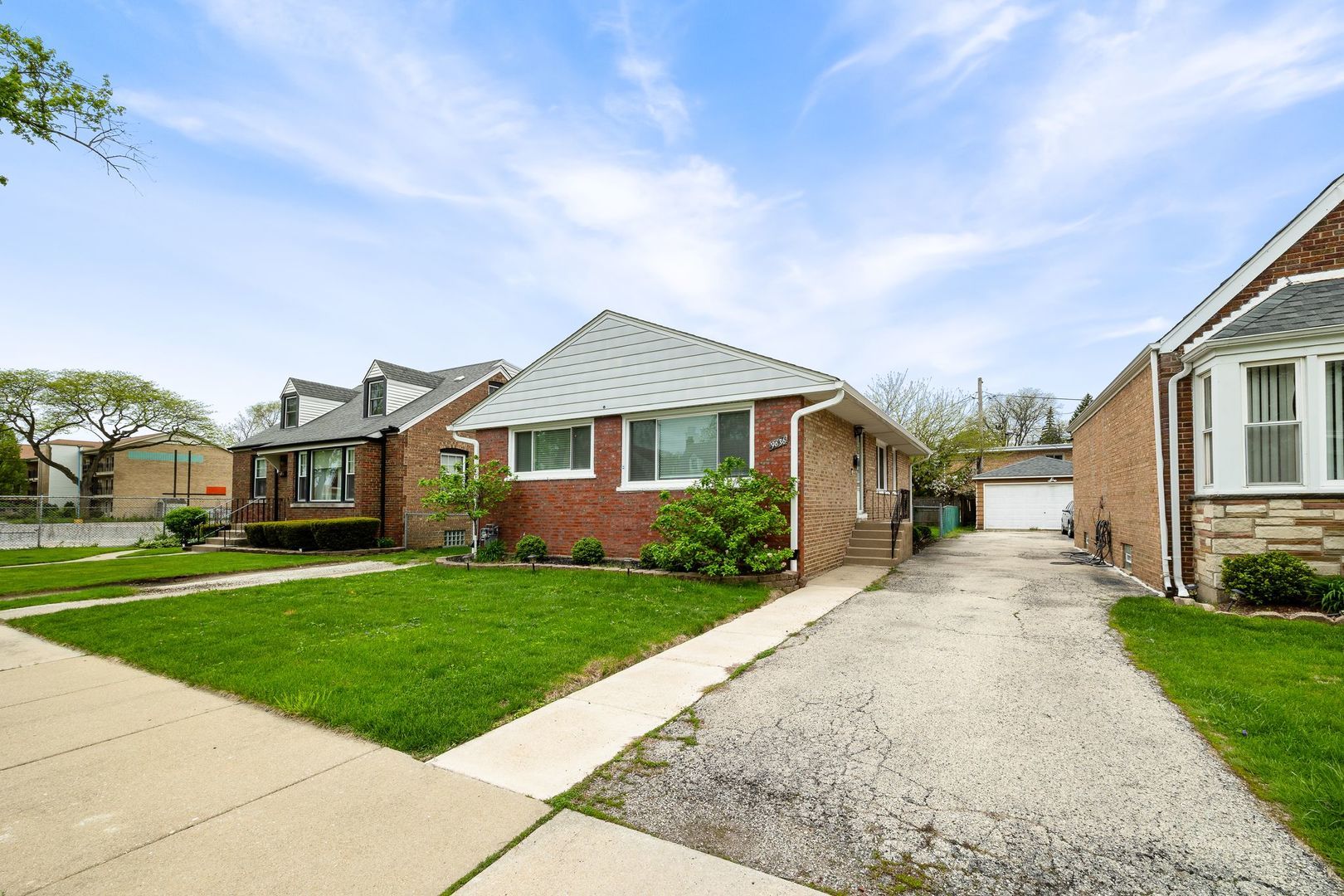 9636 S TROY Avenue — Evergreen Park, IL 60805