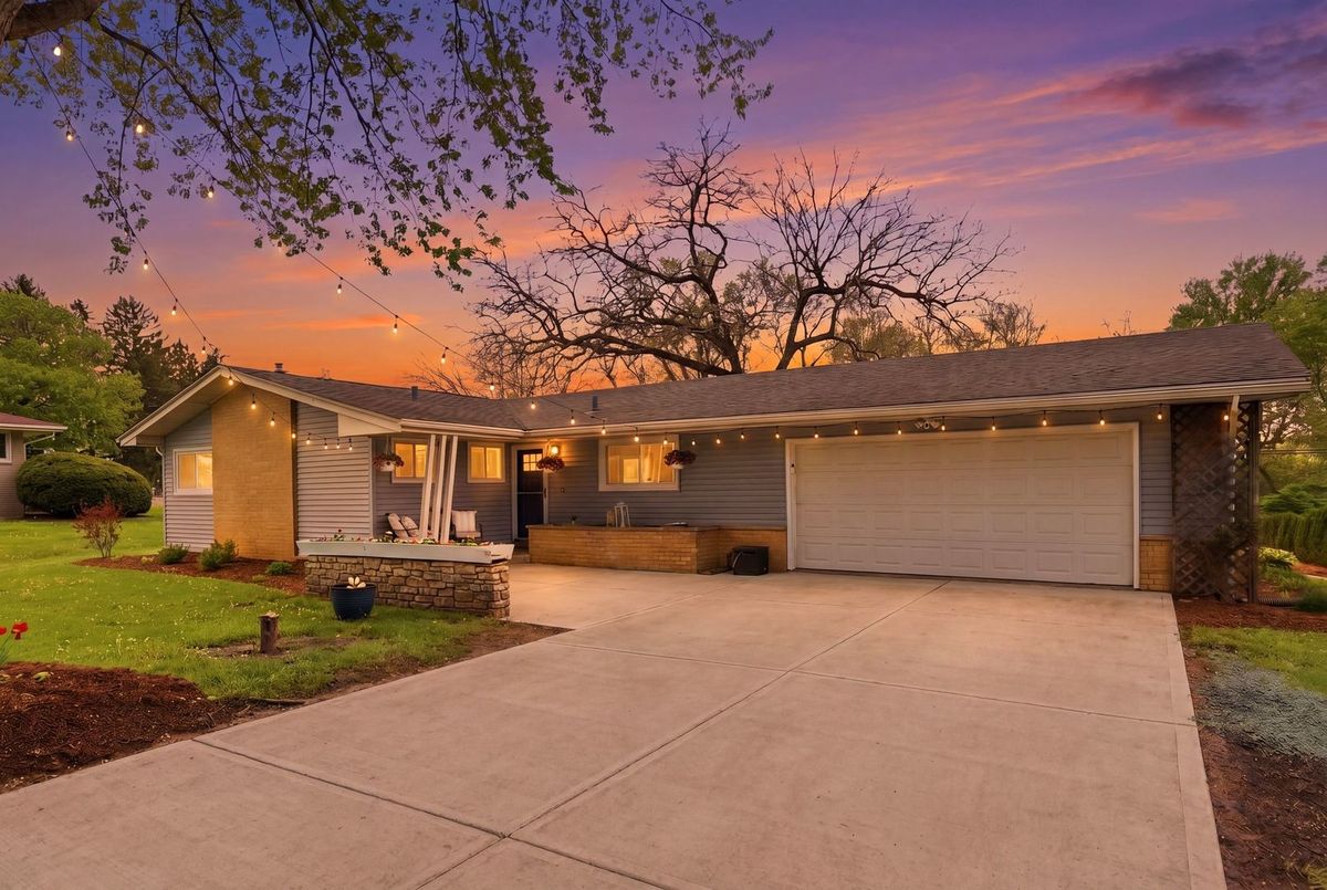 11N980 Almora Terrace, Elgin, IL 60124