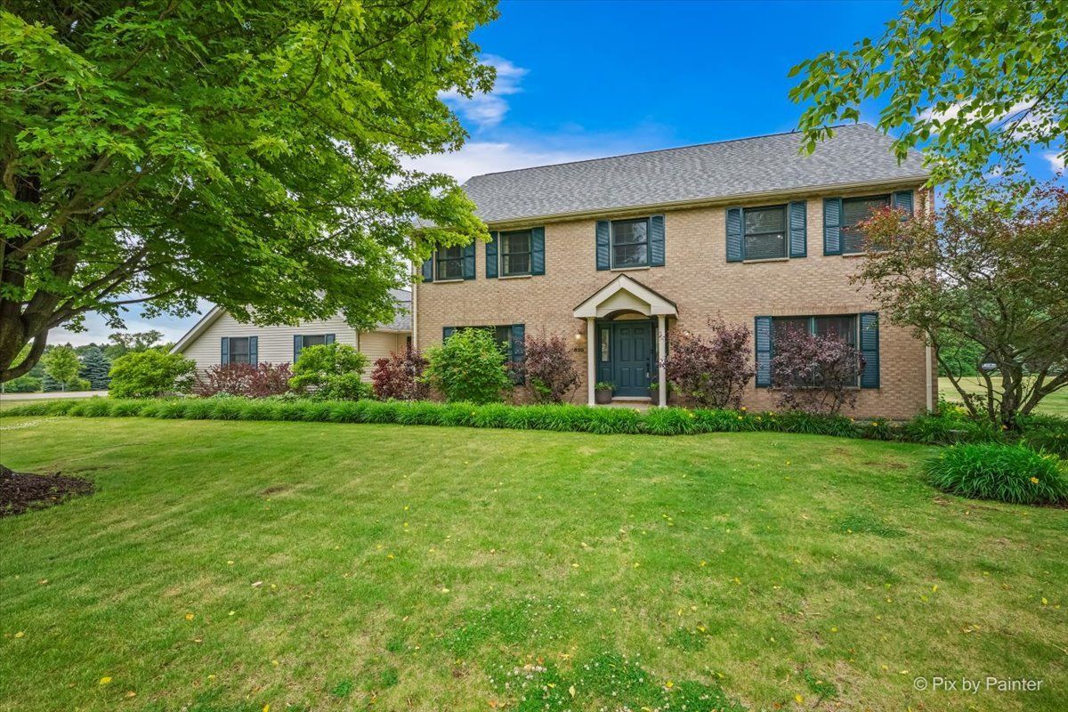 810 Woodridge Trail — McHenry, IL 60050