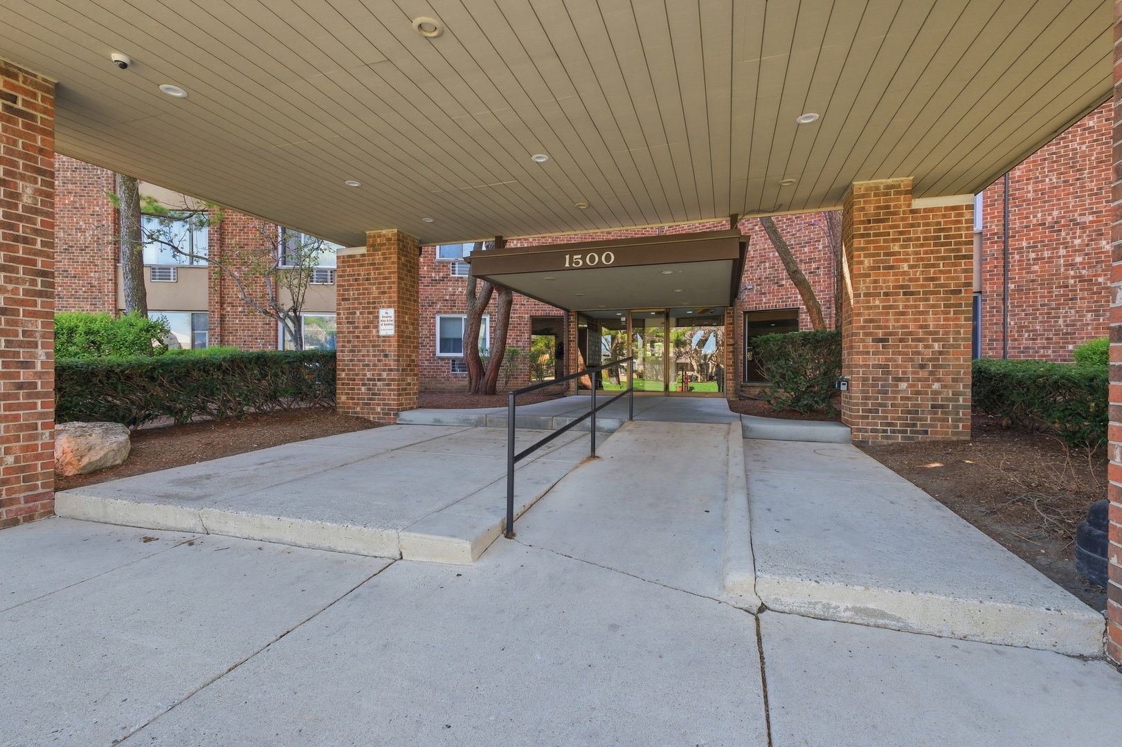 1500 Robin Circle #112 — Hoffman Estates, IL 60169