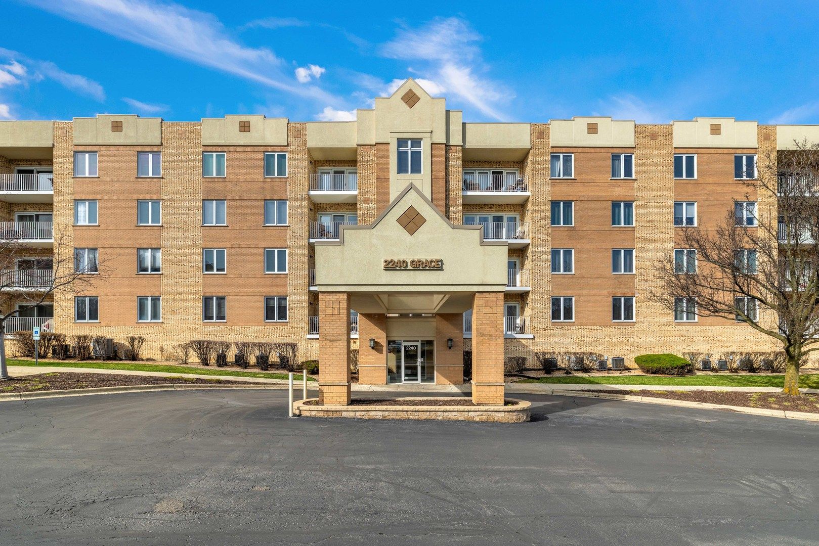 2240 S Grace Street #303 — Lombard, IL 60148