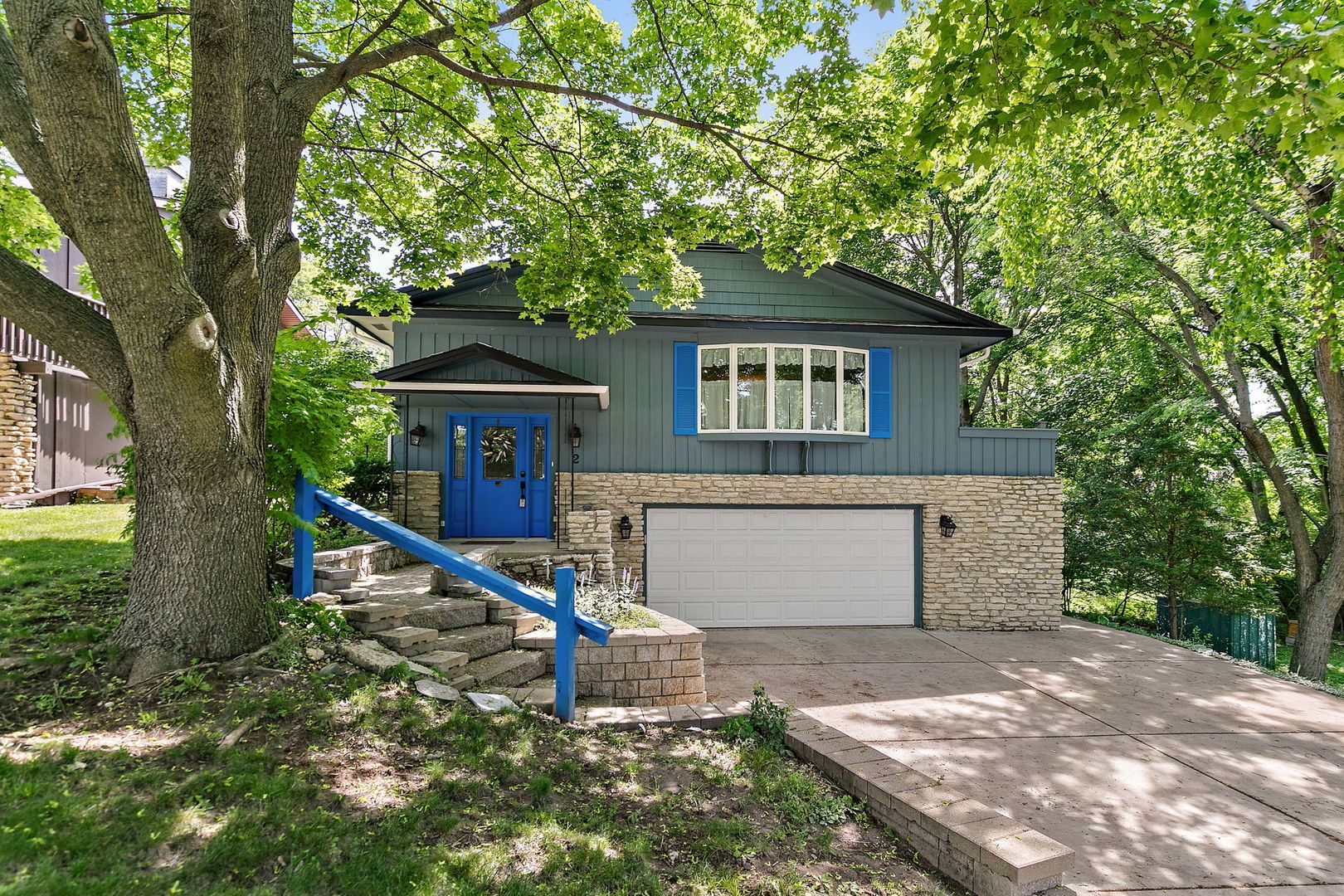2 Summit Avenue — East Dundee, IL 60118