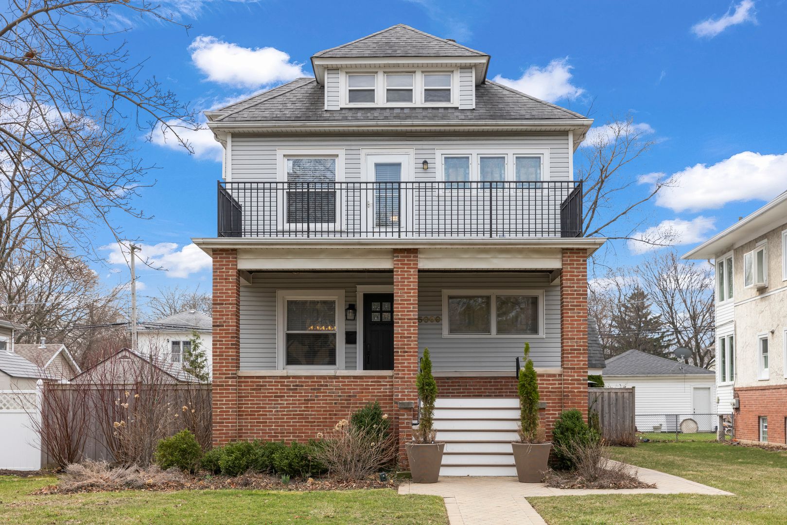 5009 W Catalpa Avenue — Chicago, IL 60630