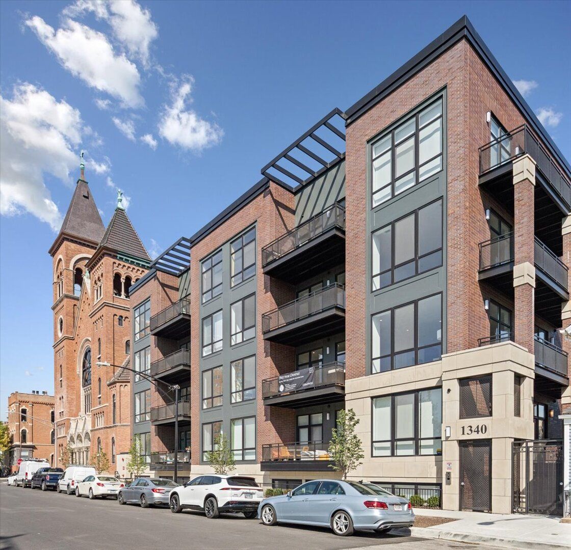 1340 W Chestnut Street #401 — Chicago, IL 60642