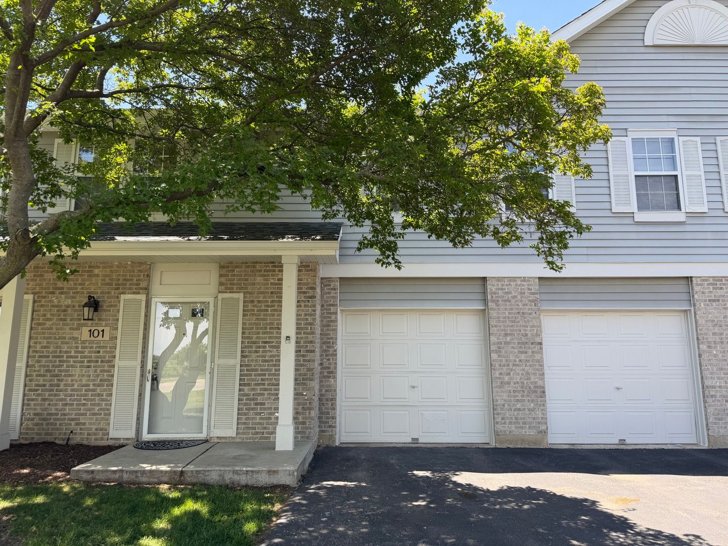 101 S Oakhurst Drive — Aurora, IL 60504