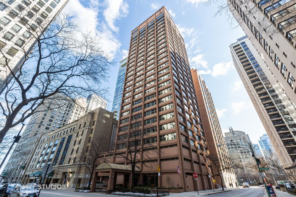 247 CHESTNUT Street, Chicago, IL 60611